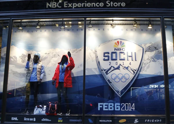 Esposizione della finestra del NBC Experience Store decorata con il logo dei XXII Giochi Olimpici Invernali di Sochi 2014 nel Rockefeller Center — Foto Stock