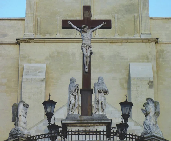 Σταυρός άγαλμα έξω από το καθεδρικό ναό της Αβινιόν στη Γαλλία — Φωτογραφία Αρχείου
