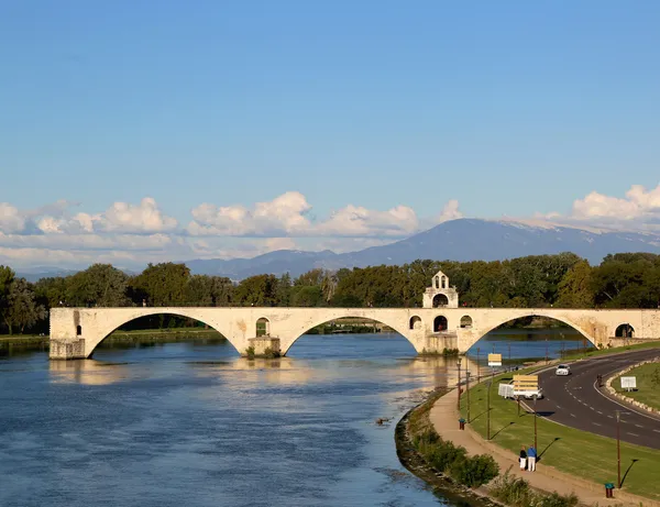 Słynnego średniowiecznego mostu pont saint-benezet w avignon, Francja — Zdjęcie stockowe