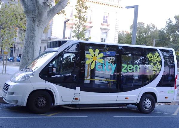 Nieuwe shuttle bus cutyzen in middeleeuwse deel van avignon, Frankrijk — Stockfoto