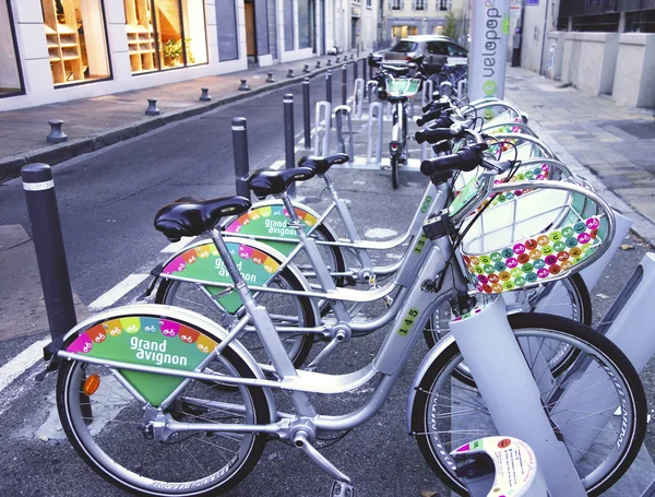 Estación para compartir bicicletas Velopop en Aviñón, Francia —  Fotos de Stock