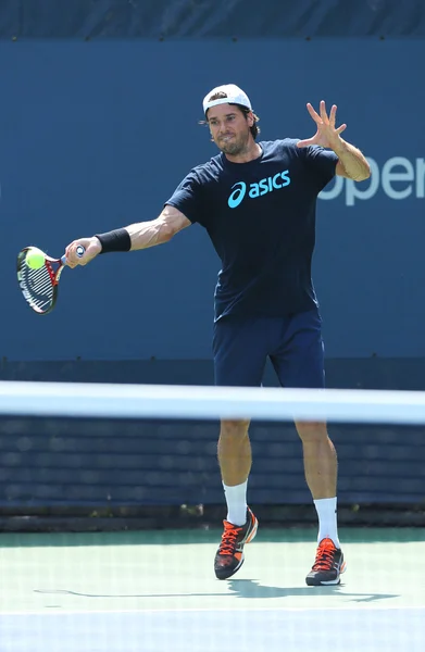 Professionele tennis speler tommy haas uit Duitsland praktijken voor ons open 2013 — Stockfoto