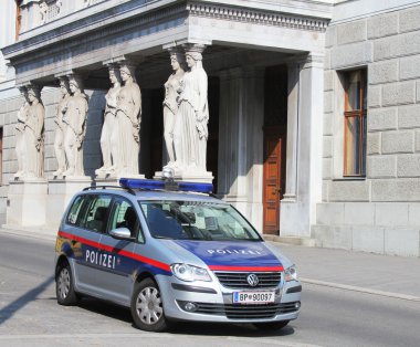 Avusturya federal polis arabasının yanındaki bina Viyana'da Avusturya Parlamentosu