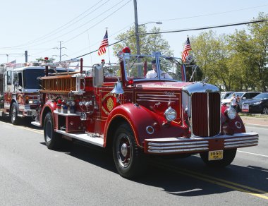 1950 mack ateş huntington manor itfaiye önde gelen firetrucks parade huntington, new york üzerinden kamyon
