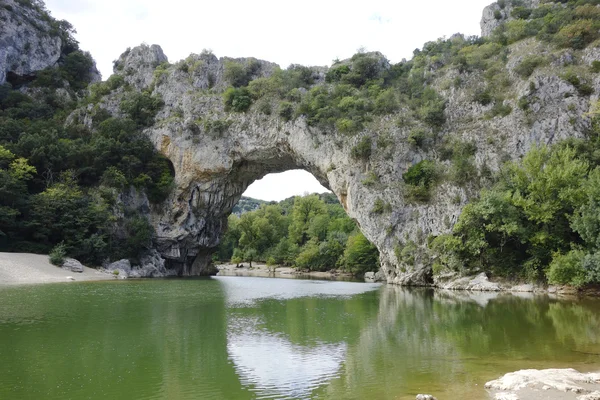 Vallon Pont d arc, einen natürlichen Bogen in der Ardeche, Frankreich — ストック写真