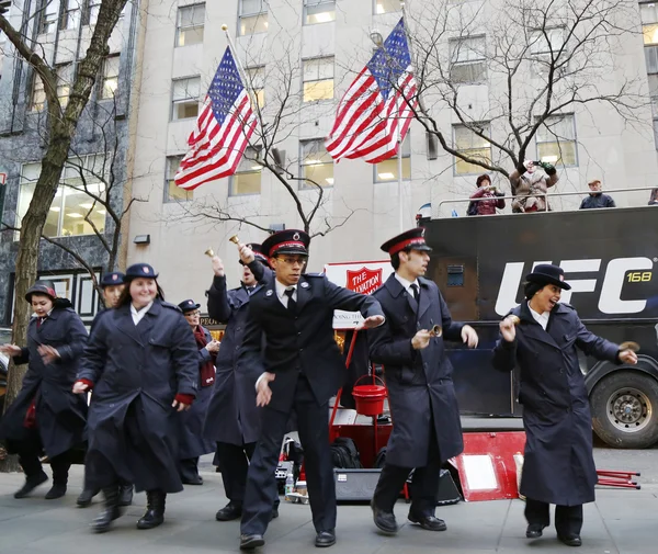 Des soldats de l'Armée du Salut se produisent pour des collections dans le centre de Manhattan — Photo