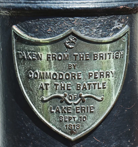 Firme en el cañón tomado de los británicos en la parte delantera del Ateneo Portsmouth en la Plaza del Mercado en Portsmouth, New Hampshire — Foto de Stock