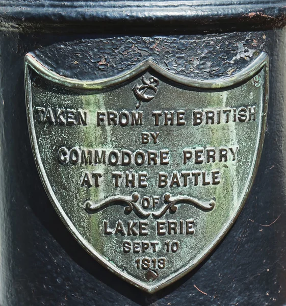 Sign on cannon taken from the British in the front of the Portsmouth Athenaeum at the Market Square in Portsmouth, New Hampshire — Stock Photo, Image