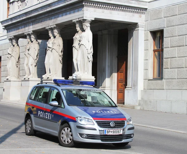 Das österreichische Bundespolizeiauto neben dem österreichischen Parlamentsgebäude in Wien — Stockfoto