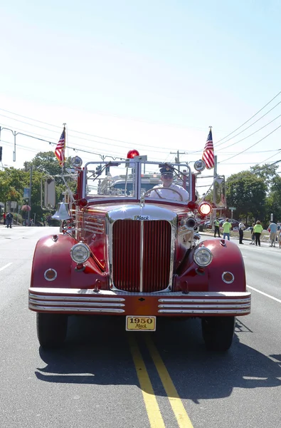 1950 Camion dei pompieri Mack dei Vigili del Fuoco di Huntington Manor alla parata di Huntington, New York — Foto Stock