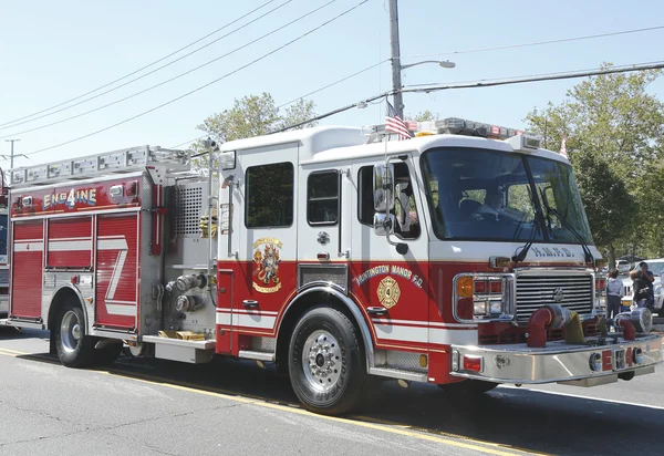 亨廷顿庄园消防部门的消防车在亨廷顿，纽约的游行 — 图库照片