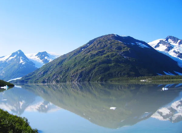 Bergreflexion über einem See in Alaska lizenzfreie Stockbilder