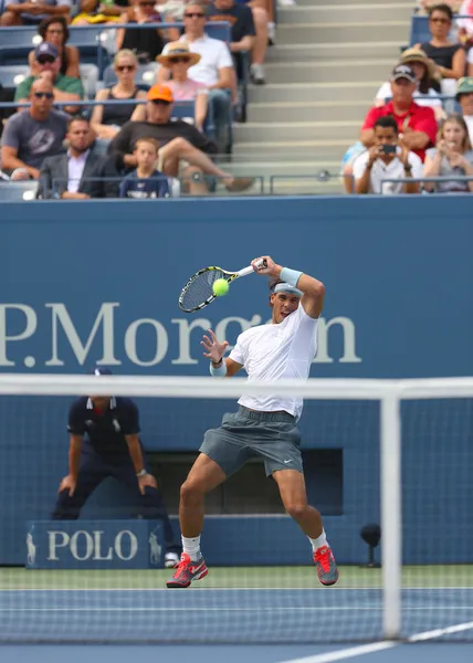 On iki kez grand slam şampiyonu rafael nadal, bize ilk tur maç sırasında açık 2013 karşı ryan harrison, arthur ashe Stadyumu — Stok fotoğraf