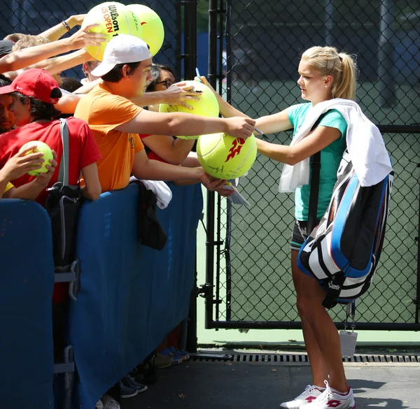 Jugador de tenis profesional Agnieszka Radwanska firma autógrafos después de la práctica para el Abierto de EE.UU. 2013 en el Billie Jean King National Tennis Center — Foto de Stock