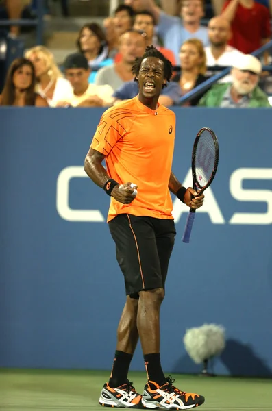 Tenisista gracz gael monfils w drugiej rundzie meczu u nas otwarte 2013 przeciwko john isner w billie jean king krajowych kortów tenisowych — Zdjęcie stockowe