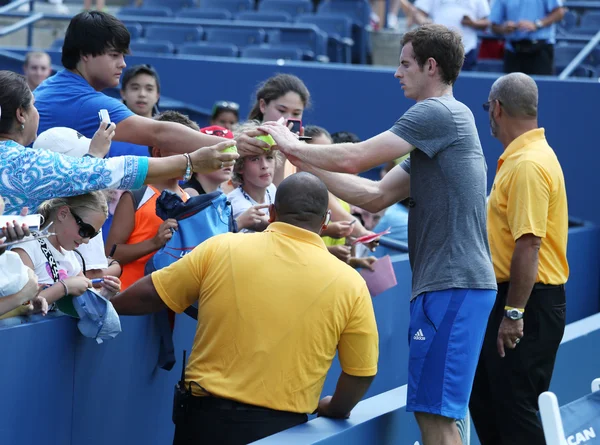 Dos veces campeón del Grand Slam Andy Murray de Reino Unido firma autógrafos después de la práctica para el Abierto de EE.UU. 2013 en el Billie Jean King National Tennis Center — Foto de Stock