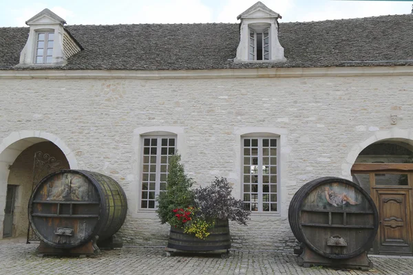 Antiche botti di vino dipinte a Chateau de Pommard, Borgogna, Francia — Foto Stock