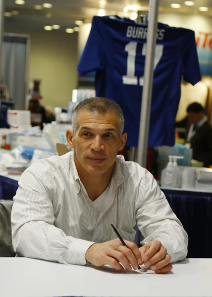 Joe Girardi, directeur général des Yankees de New York, lors d'une séance d'autographes à New York — Photo