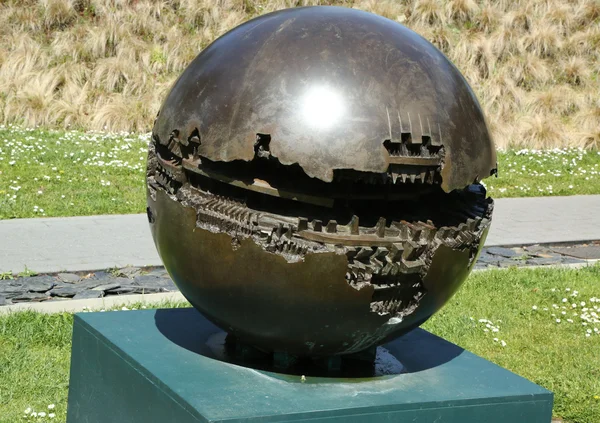 Sfera nummer 2 beeldhouwkunst door arnaldo pomodoro in de jonge museum in san francisco — Stockfoto