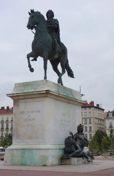 路易十四在里昂的白莱果广场上骑马雕像 — 图库照片