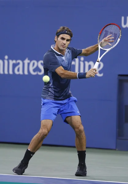 Diecisiete veces campeón del Grand Slam Roger Federer durante el partido de tercera ronda en el US Open 2013 contra Adrian Mannarino en el Billie Jean King National Tennis Center —  Fotos de Stock