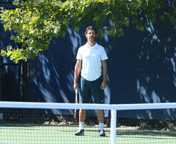 教练帕特里克 mouratoglou 监督十六次大满贯冠军塞雷娜 · 威廉姆斯在实践为我们打开 2013 年比利 · 吉恩 · 金国家网球中心 — 图库照片