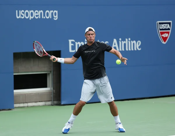 Dos veces campeón del Grand Slam Lleyton Hewitt practica para el US Open 2013 en el Arthur Ashe Stadium en el Billie Jean King National Tennis Center — Foto de Stock