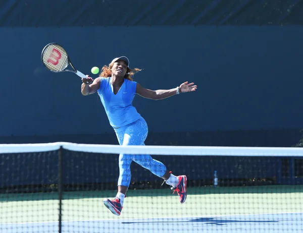 Dieciséis veces campeona del Grand Slam Serena Williams practica para el Abierto de EEUU 2013 en el Billie Jean King National Tennis Center — Foto de Stock