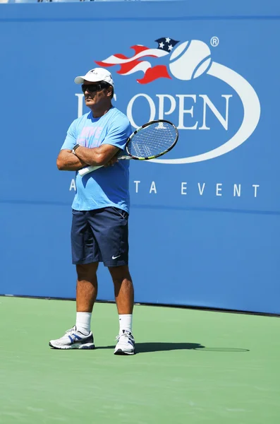 Тренер по теннису Тони Надаль во время тренировки Рафаэля Надала для US Open 2013 на стадионе Артура Эша в Национальном теннисном центре Билли Джин Кинг — стоковое фото