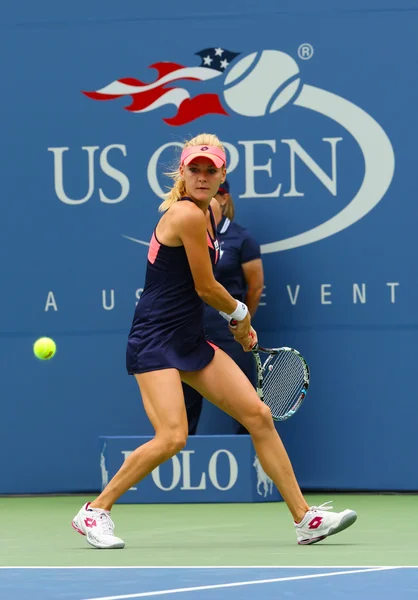 Tennista professionista Agnieszka Radwanska durante la partita di primo turno agli US Open 2013 contro Silvia Soler-Espinosa al Billie Jean King National Tennis Center — Foto Stock