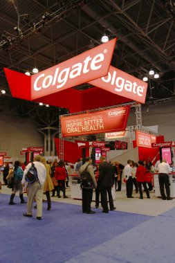 new York'ta büyük ny diş toplantı Colgate standında