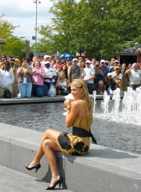 ABD Açık 2006 şampiyonu Maria Sharapova bayanlar tekler finalini kazandıktan sonra kalabalığın önünde ABD Açık Kupası 'nı kazandı