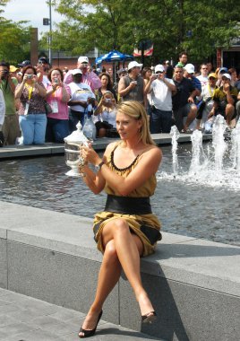 ABD Açık 2006 şampiyonu Maria Sharapova bayanlar tekler finalini kazandıktan sonra kalabalığın önünde ABD Açık Kupası 'nı kazandı
