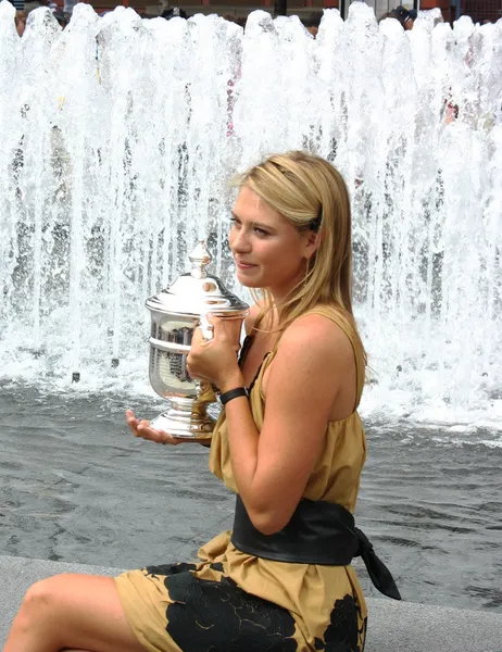 Oss öppna mästare 2006 maria sharapova håller oss öppna trophy efter henne vinna damer singlar slutliga — Stockfoto