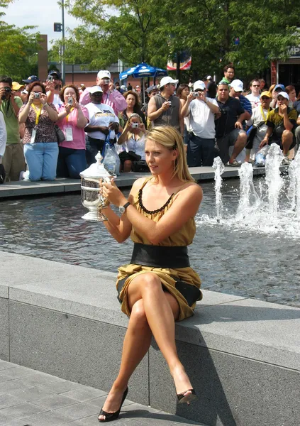 US Open 2006 mästare Maria Sharapova håller US Open trofé framför publiken efter att hon vunnit damer singlar finalen — Stockfoto