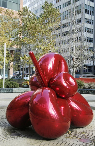 Κόκκινο λουλούδι μπαλονιών από jeff koons στις 7 Παγκόσμιου Κέντρου Εμπορίου στο Μανχάταν — Φωτογραφία Αρχείου