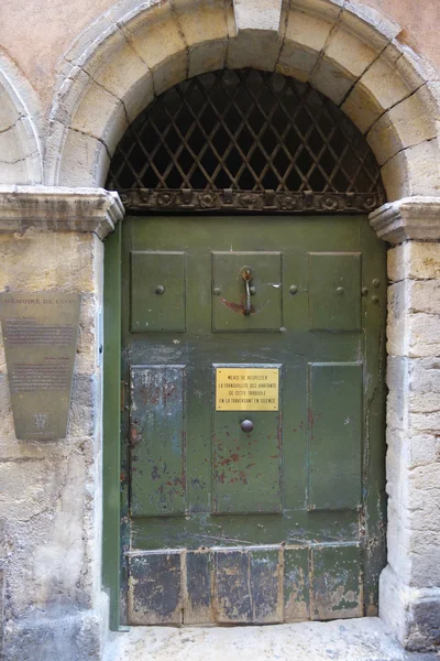 Πόρτα εισόδου για το μακρύ traboule στο vieux lyon, Γαλλία — Φωτογραφία Αρχείου