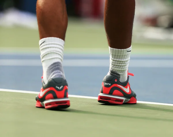 Der zwölfmalige Grand-Slam-Champion rafael nadal trägt maßgeschneiderte Nike-Tennisschuhe während des Trainings für unser Open 2013 im Billie Jean King National Tennis Center — Stockfoto