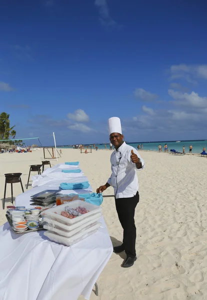 Cuoco da Now Larimar Hotel all inclusive si prepara a servire cibo sulla spiaggia di Punta Cana — Foto Stock