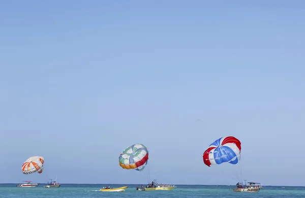 Parasailing v modré obloze v punta cana, Dominikánská republika — Stock fotografie