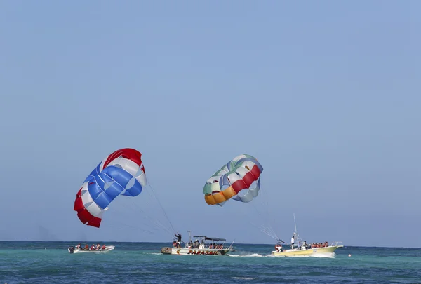 Parasailing en un cielo azul en Punta Cana, República Dominicana — Foto de Stock