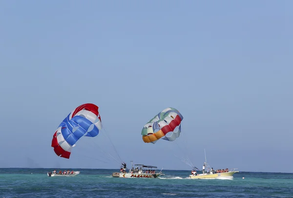 Parachutisme dans un ciel bleu à Punta Cana, République dominicaine — Photo