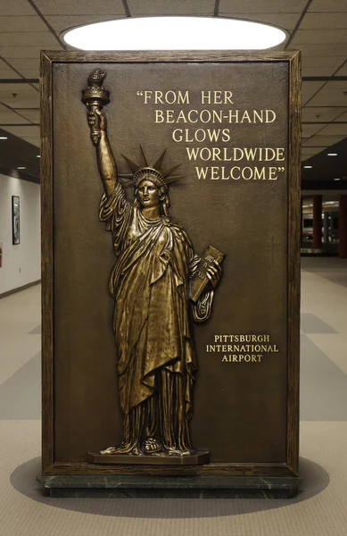 Tanda tangani Patung Liberty di Bandara Internasional Pittsburgh. — Stok Foto