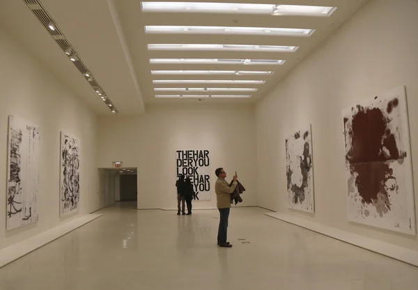 Pengunjung di Solomon R Guggenheim Museum seni modern dan kontemporer di New York selama pameran Christopher Wool — Stok Foto