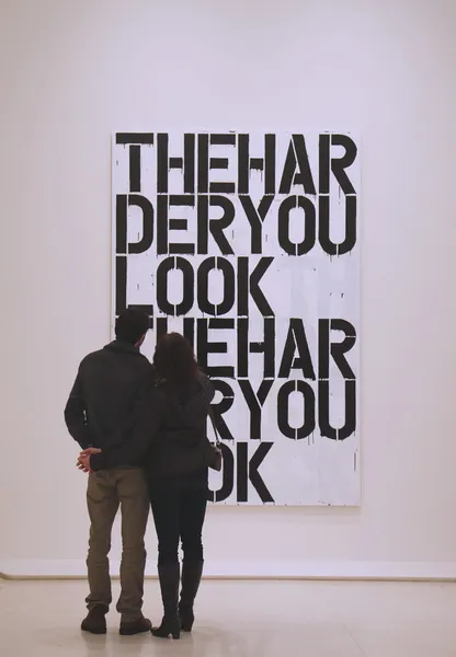 Pasangan di Solomon R Guggenheim Museum seni modern dan kontemporer di New York selama pameran Christopher Wool — Stok Foto