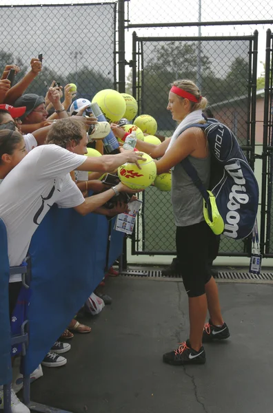 两次大满贯冠军维多利亚阿扎伦卡签署签名后实践为我们打开 2013 年比莉 • 琼金国家网球中心 — 图库照片