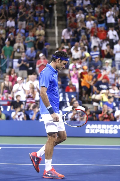 Siedemnaście razy grand slam mistrz roger federer pozostawiając stadion po utracie w czwartej rundzie mecz u nas otwarte 2013 z tommy robredo w billie jean king krajowych kortów tenisowych — Zdjęcie stockowe