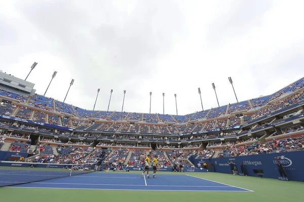 Bob y Mike Bryan en el Arthur Ashe Stadium durante el partido de dobles de la tercera ronda del US Open en el Billie Jean King National Tennis Center —  Fotos de Stock