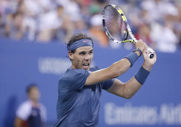 Der zwölfmalige Grand-Slam-Champion Rafael Nadal in seinem Viertrundenmatch bei den US Open 2013 gegen Philipp Kohlschreiber im Arthur-Ashe-Stadium — Stockfoto