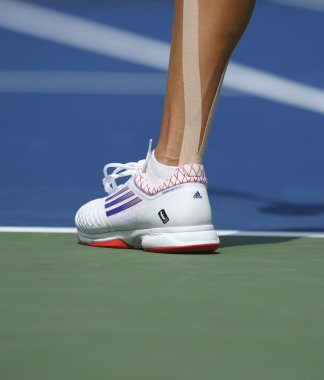 Grand slam şampiyonu ana İvanoviç giyer özel adidas tenis ayakkabıları, bize açık dördüncü turda maç sırasında 2013, arthur ashe Stadyumu